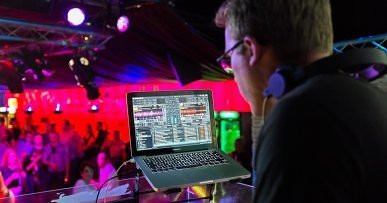 Beste Technik trifft gute Stimmung: Unser DJ-Service für Ihre Veranstaltung.